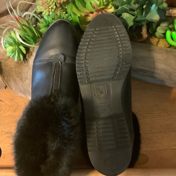 Elegant Black Fur-Trimmed Winter Boots - Picture 10 of 11